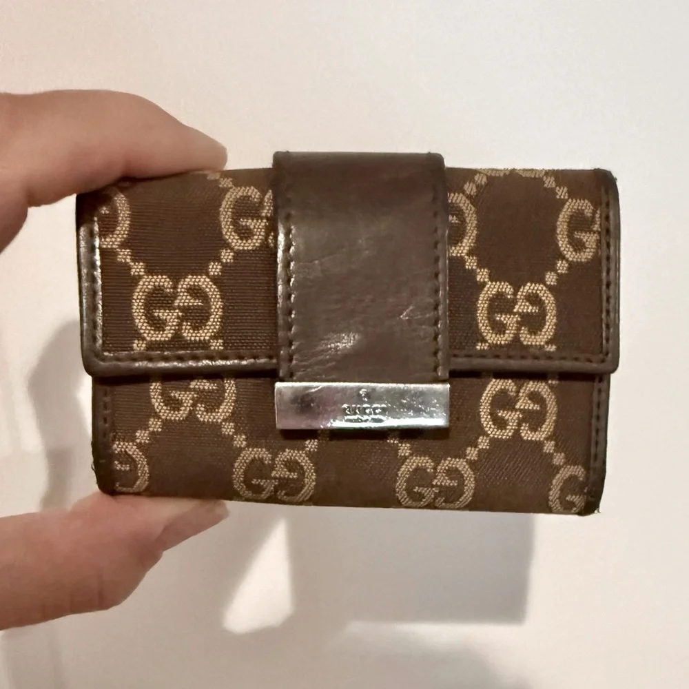 GUCCI Monogram Key Chain. Brown and Tan Key Case and Card Holder. - Picture 10 of 11